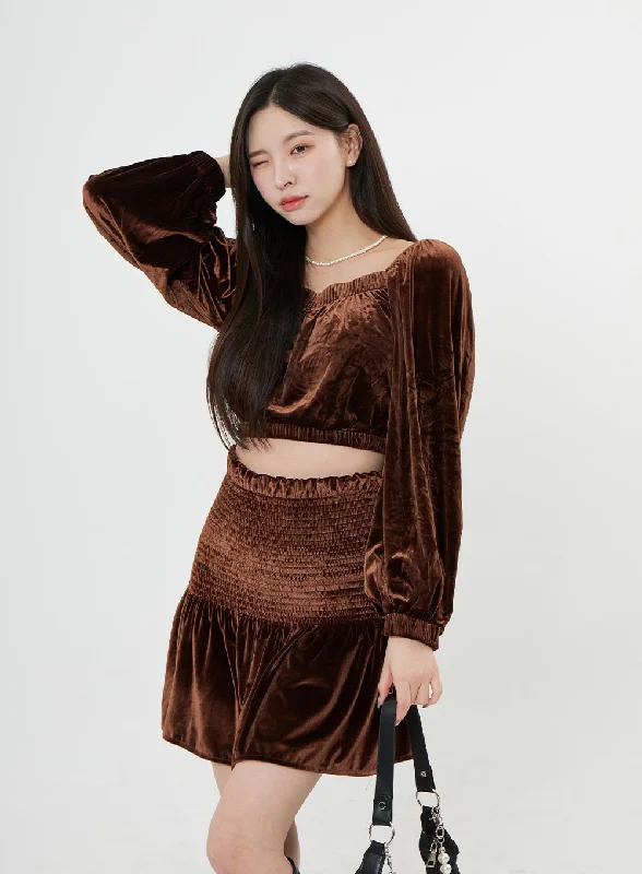 Celebrate the Weekend with Discounts Velvet Elastic Puffy Sleeves Crop Top BO31
