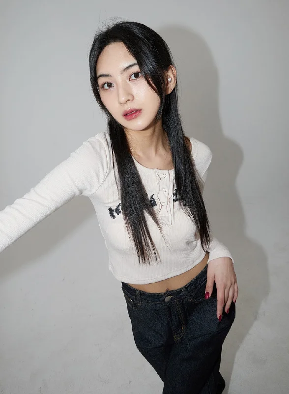 Super Bargain Graphic Snap Button Scoop Neck Cropped Top BJ319
