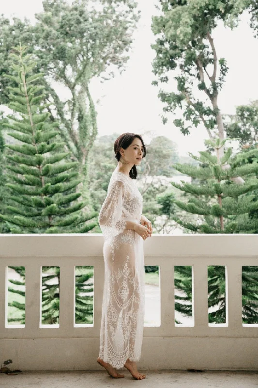 Weekend Savings Spree Enchanté Lace Maxi Robe